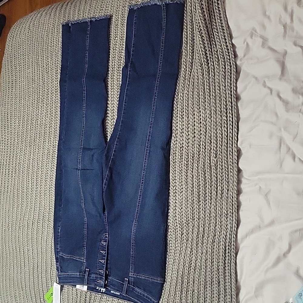 A button fly and sleek seaming bring a retro vibe to Style & Co's petite kick